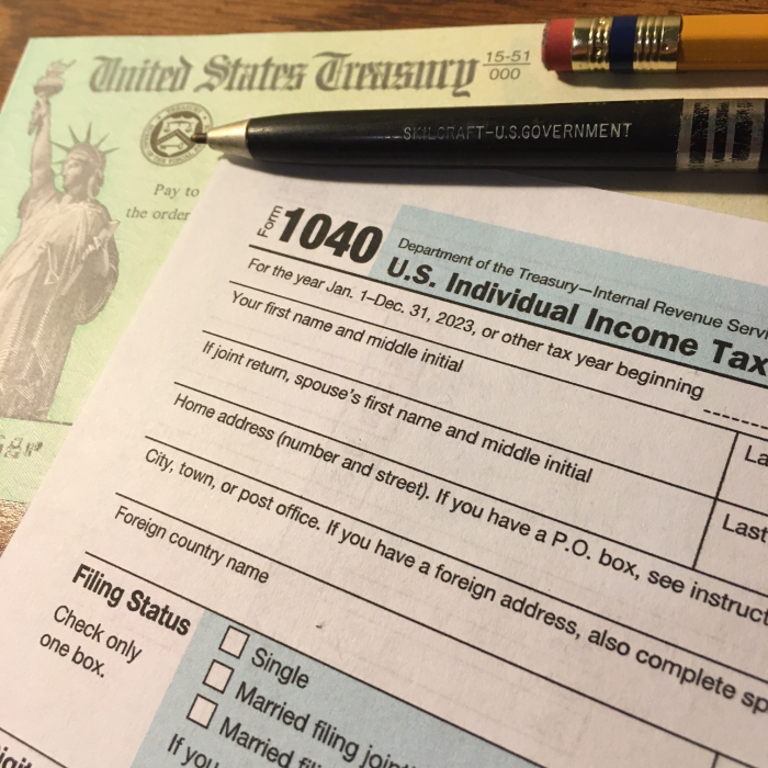 1040 Form and Tax Return Check